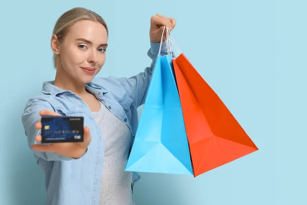 Όμορφη Νεαρή Γυναίκα Πιστωτική Κάρτα Και Τσάντες Για Ψώνια Μπλε — Φωτογραφία Αρχείου