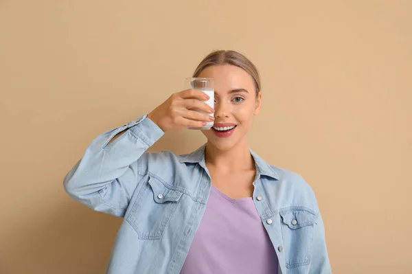 Söt Ung Kvinna Med Glas Mjölk Beige Bakgrund — Stockfoto