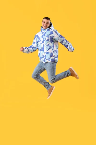 Giovane Giacca Calda Saltando Sfondo Giallo — Foto Stock