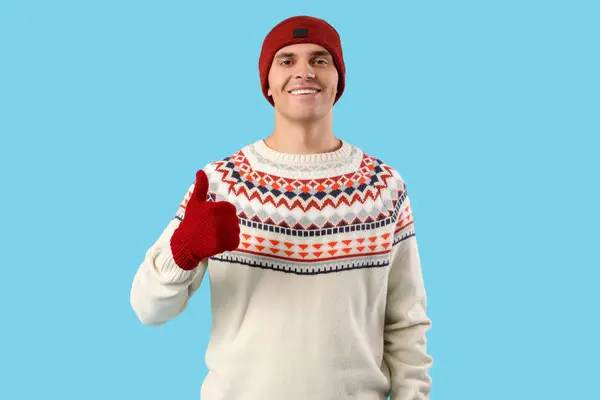 Mladý Muž Zimě Oblečení Ukazující Palec Nahoru Barevném Pozadí — Stock fotografie