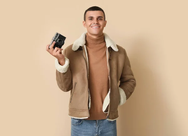 Young Man Sheepskin Jacket Photo Camera Beige Background — Stock Photo, Image