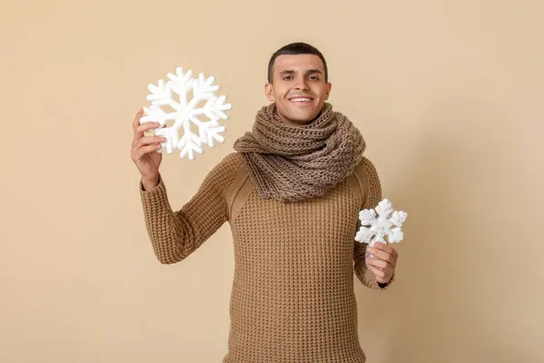 Kışın Giyinmiş Bej Arka Planda Kar Taneleri Olan Genç Bir — Stok fotoğraf