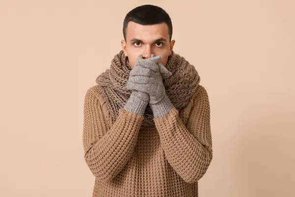 Frozen Young Man Winter Clothes Beige Background — Stock Photo, Image