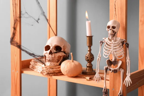 Świeca Wystrojem Halloween Półce Przy Ciemnej Ścianie Zbliżenie — Zdjęcie stockowe