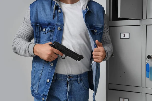 Männlicher Student Mit Waffe Der Nähe Eines Schließfachs Nahaufnahme Schulschießkonzept — Stockfoto