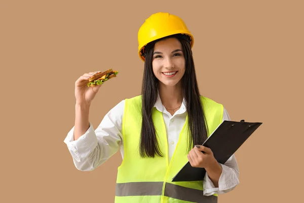 Female Worker Tasty Sandwich Clipboard Color Background — Stock Photo, Image