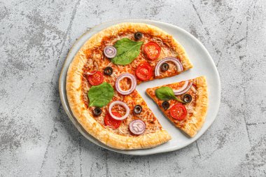 Fesleğenli ve domatesli lezzetli pizza.