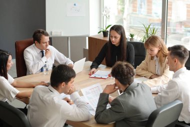 Ofiste çalışan bir grup iş danışmanı