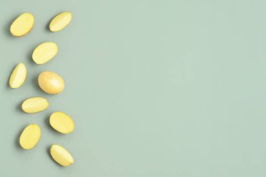 Yeşil arka planda çiğ patates