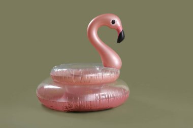 Yeşil zemin üzerinde yüzme halkaları