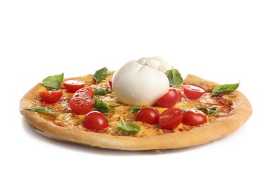Beyaz arka planda Burrata peynirli lezzetli pizza.