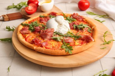 Beyaz fayanslı Burrata peynirli ahşap pizza tahtası.