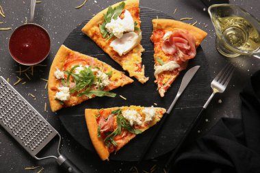 Siyah zemin üzerinde Burrata peyniri olan lezzetli pizzalar.