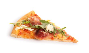 Beyaz zemin üzerinde Burrata peyniri olan lezzetli bir pizza dilimi.