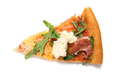 Beyaz zemin üzerinde Burrata peyniri olan lezzetli bir pizza dilimi.