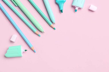 Leylak arka planında farklı kırtasiye malzemesi olan kompozisyon