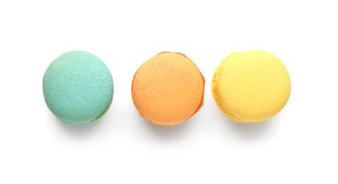 Beyaz arka planda farklı tatlı badem kurabiyeleri