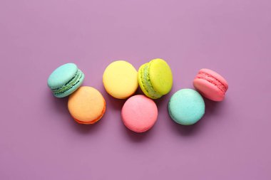 Mor arka planda farklı tatlı badem kurabiyeleri