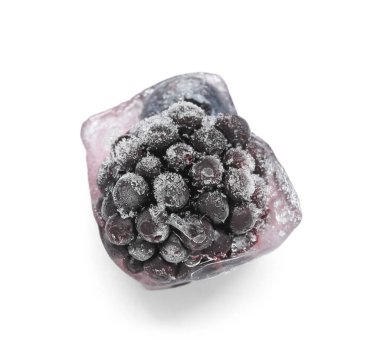 Buz küpünde donmuş böğürtlen beyaz arka planda