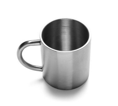 Beyaz arkaplanda metal bardak