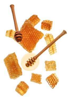 Beyaz arka planda uçan bal petekleri ve balıkçılar