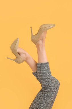 Arka planda güzel topuklu ayakkabılı kadın bacakları, yakın plan.