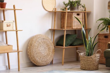 Hasır kapta sedir ve çiçek bulunan şık bir oturma odası.