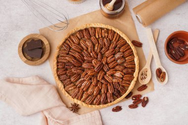 Hafif arka planda lezzetli cevizli turta