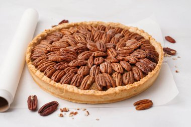 Beyaz zemin üzerine lezzetli Cevizli pasta