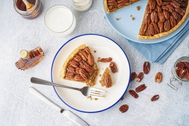 Gri arka planda lezzetli cevizli turtalar