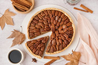 Fındıklı turta ve açık arkaplanda bir fincan kahve.