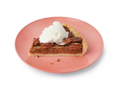 Beyaz arka planda bir parça lezzetli cevizli turta.