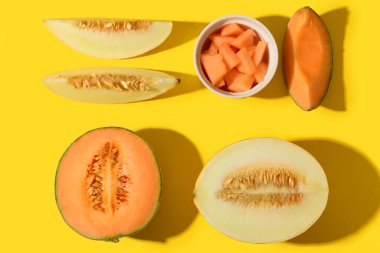 Tatlı karpuzlar ve sarı arka planda parçaları olan kase.