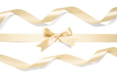 Beyaz arkaplanda altın saten kurdeleden yapılmış fiyonk