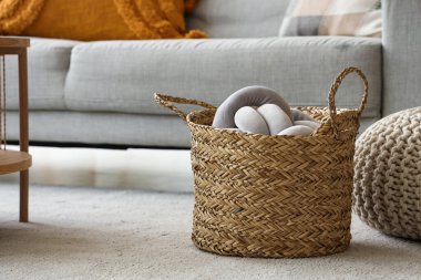 Salondaki halının üzerinde sepet, yakın plan.