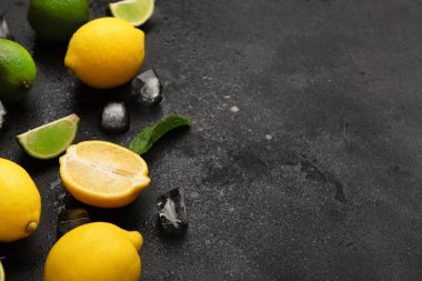 Siyah arkaplan üzerine limonata hazırlamak için gerekli malzemeler