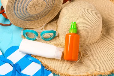 Bir şişe güneş kremi ve grunge blue background plaj aksesuarları.