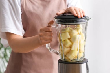 Kadın mutfakta lezzetli kavun püresi hazırlıyor.