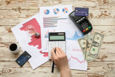 Hesap makinesi, kredi kartı ve çizelgesi olan bir kadın. Ev kirası kavramı