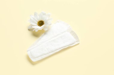 Regl pedleri ve papatya çiçeği.