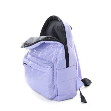 Beyaz arkaplanda leylak rengi okul çantası izole edilmiş.