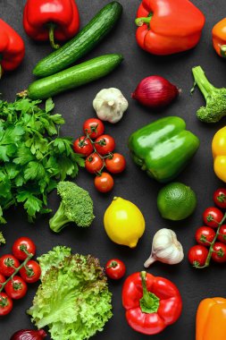 Farklı taze sebzeler, marul ve siyah arka planda maydanoz.