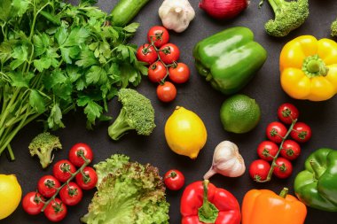 Farklı taze sebzeler, marul ve siyah arka planda maydanoz.