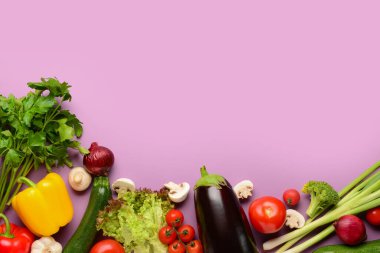 Leylak arka planında farklı taze sebzeler