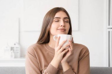 Sıcak çay evde, closeup olan kadın