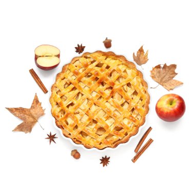 Lezzetli elmalı turta ve beyaz arka planda malzemeler.