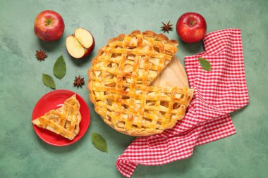 Ahşap tahta, yeşil arka planda lezzetli elmalı turta.