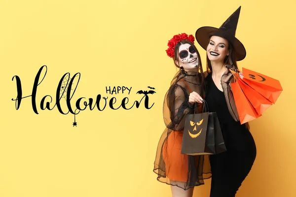 Fiatal Nők Öltözött Halloween Gazdaság Bevásárló Táskák Sárga Háttér — Stock Fotó