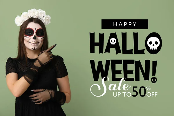 Ung Kvinna Läskig Kostym Grön Bakgrund Halloween Försäljning — Stockfoto