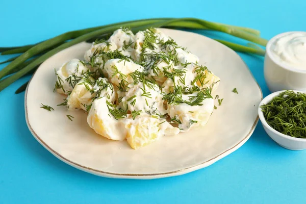 Teller Mit Leckerem Kartoffelsalat Mit Grünkohl Auf Blauem Hintergrund — Stockfoto